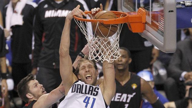Dirk Nowitzki z Dallasu (v bílém) byl s 29 body ústřední postavou pátého finále NBA s Miami. Dirk Nowitzki z Dallasu (v bílém) byl s 29 body ústřední postavou pátého finále NBA s Miami.