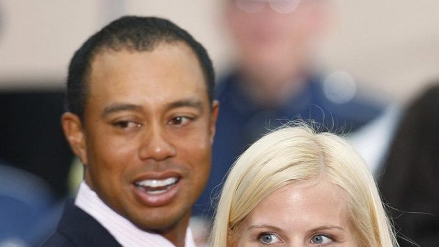 Americký golfista Tiger Woods se svou manželkou Elin Nordegrenovou Americký golfista Tiger Woods se svou manželkou Elin Nordegrenovou