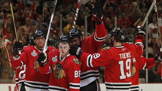 Hokejisté Chicaga se radují z vítězství nad Philadelphií v pátém finále Stanley Cupu. Hokejisté Chicaga se radují z vítězství nad Philadelphií v pátém finále Stanley Cupu.