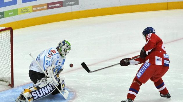 Jaroslav Bednář (vpravo) střílí branku finskému gólmanovi Iiro Tarkkimu. Jaroslav Bednář (vpravo) střílí branku finskému gólmanovi Iiro Tarkkimu.