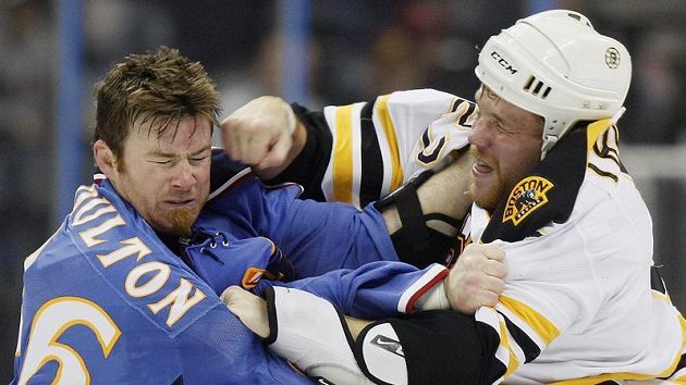 Eric Boulton (vlevo) z Atlanty a bostonský Shawn Thornton se do sebe v úterním zápase pustili pěstmi. Eric Boulton (vlevo) z Atlanty a bostonský Shawn Thornton se do sebe v úterním zápase pustili pěstmi.