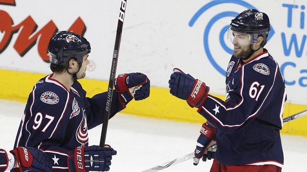 Hráči Columbusu Rostislav Klesla (vlevo) a Rick Nash. Hráči Columbusu Rostislav Klesla (vlevo) a Rick Nash.