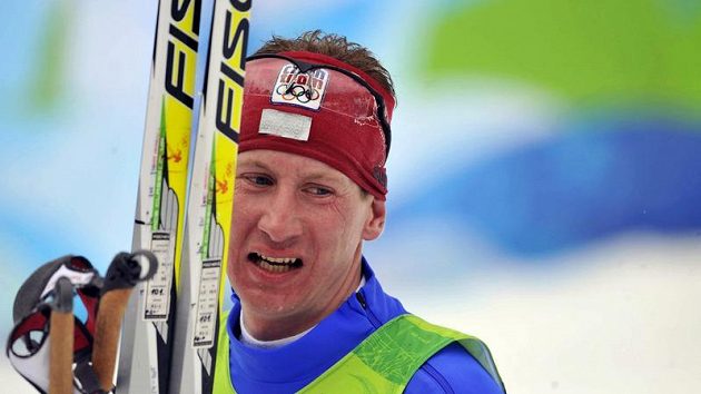 Český běžec Lukáš Bauer v cíli závodu na 50 kilometrů. Český běžec Lukáš Bauer v cíli závodu na 50 kilometrů.