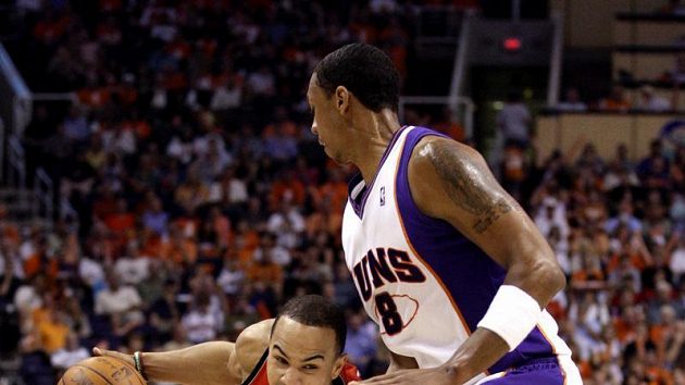 Basketbalista Portlandu Jerryd Bayless (vlevo) uniká hráči Phoenixu Channingu Fryeovi. Basketbalista Portlandu Jerryd Bayless (vlevo) uniká hráči Phoenixu Channingu Fryeovi.