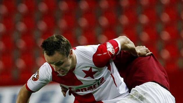 Slávista Šenkeřík se snaží přetlačit sparťana Sionka. Slávista Šenkeřík se snaží přetlačit sparťana Sionka.