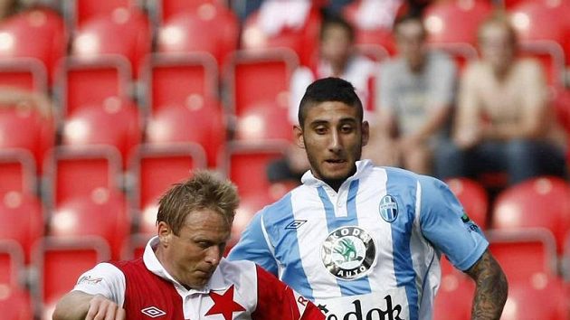 Stanislav Vlček ze Slavie uniká Keremu Bulutovi z Mladé Boleslavi. Stanislav Vlček ze Slavie uniká Keremu Bulutovi z Mladé Boleslavi.