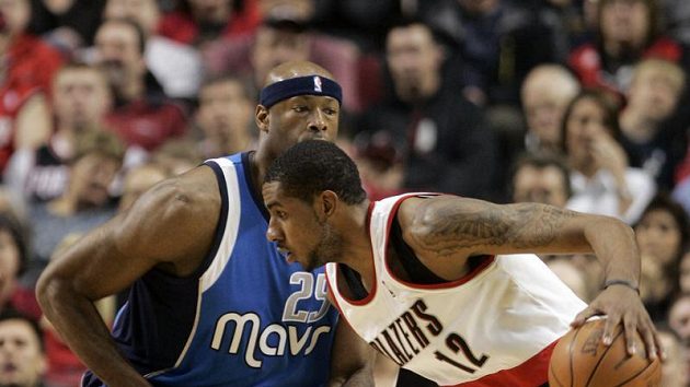 LaMarcus Aldridge z Portlandu uniká Ericku Dampierovi z Dallasu. LaMarcus Aldridge z Portlandu uniká Ericku Dampierovi z Dallasu.