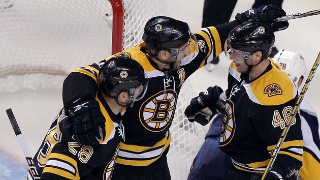 Útočník Bostonu David Krejčí (vpravo) oslavuje vstřelený gól Buffalu. Bude český forvard rozdávat gólovou radost i v Praze proti Phoenixu? Útočník Bostonu David Krejčí (vpravo) oslavuje vstřelený gól Buffalu. Bude český forvard rozdávat gólovou radost i v Praze proti Phoenixu?