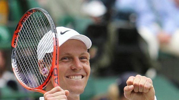 Tomáš Berdych slaví po vítězství nad Novakem Djokovičem postup do finále Wimbledonu. Tomáš Berdych slaví po vítězství nad Novakem Djokovičem postup do finále Wimbledonu.