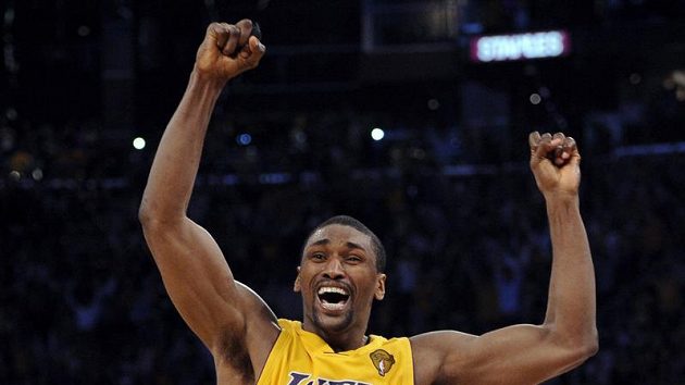 Ron Artest se raduje z vítězství Lakers. Ron Artest se raduje z vítězství Lakers.