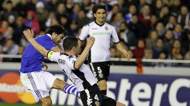 Raúl González (v modrém) střílí gól Valencii. Raúl González (v modrém) střílí gól Valencii.