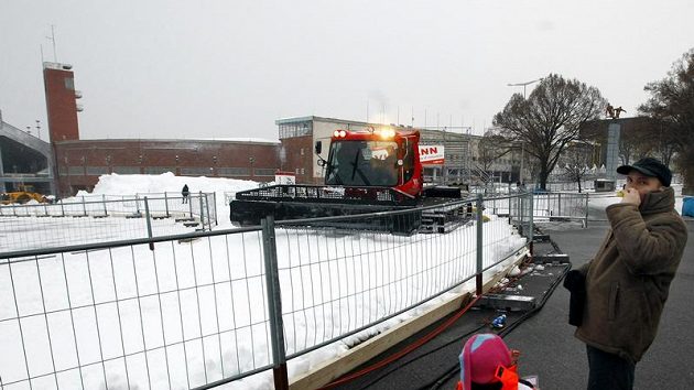 Rolba upravuje trať kolem strahovského stadiónu, kolem něhož se jel závod SP a Tour de Ski v běhu na lyžích. Rolba upravuje trať kolem strahovského stadiónu, kolem něhož se jel závod SP a Tour de Ski v běhu na lyžích.