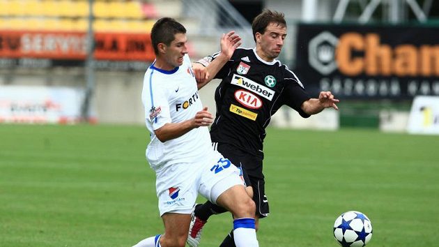 Tomáš Pilík (vlevo) v souboji se svým nedávným příbramským spoluhráčem Plašilem. Tomáš Pilík (vlevo) v souboji se svým nedávným příbramským spoluhráčem Plašilem.