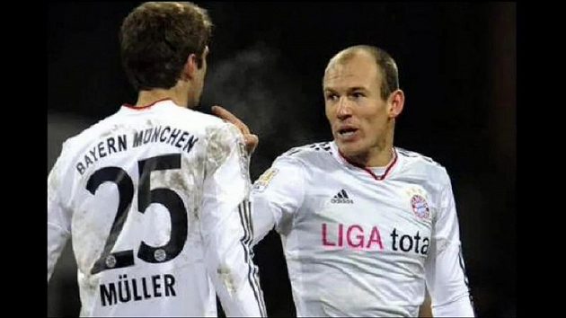 Arjen Robben při výměně názorů se spoluhráčm z Bayernu Thomasem Müllerem Arjen Robben při výměně názorů se spoluhráčm z Bayernu Thomasem Müllerem