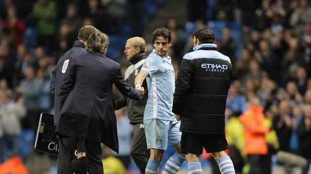 Owen Hargreaves (uprostřed) si třese rukou s trenérem Manchesteru City Mancinim Owen Hargreaves (uprostřed) si třese rukou s trenérem Manchesteru City Mancinim