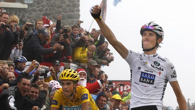 Andy Schleck z Lucemburska (vpravo) se raduje z vítězství 17. etapy Tour de France. Ve žlutém trikotu zůstává Španěl Alberto Contador. Andy Schleck z Lucemburska (vpravo) se raduje z vítězství 17. etapy Tour de France. Ve žlutém trikotu zůstává Španěl Alberto Contador.