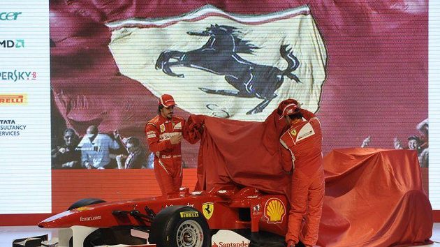 Fernando Alonso (vlevo) a Felipe Massa odhalují monopost Ferrari F150 pro sezónu 2011. Fernando Alonso (vlevo) a Felipe Massa odhalují monopost Ferrari F150 pro sezónu 2011.