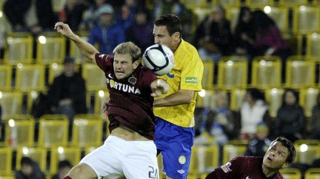 Vlastimil Vidlička ze Sparty (vlevo) ve vzdušném souboji s teplickým Lukášem Zoubelem. Vlastimil Vidlička ze Sparty (vlevo) ve vzdušném souboji s teplickým Lukášem Zoubelem.