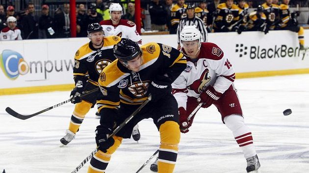 Kapitán Phoenixu Shane Doan (vpravo) stíhá Tylera Seguina z Bostonu. Kapitán Phoenixu Shane Doan (vpravo) stíhá Tylera Seguina z Bostonu.