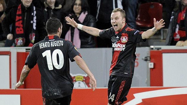 Michal Kadlec z Bayeru Leverkusen (vpravo) oslavuje se spoluhráčem Renatem Augustem. Michal Kadlec z Bayeru Leverkusen (vpravo) oslavuje se spoluhráčem Renatem Augustem.