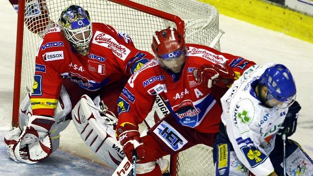 Brankář Roman Turek a Josef Melichar z Českých Budějovic v pohotovosti před Kallou z Kladna Brankář Roman Turek a Josef Melichar z Českých Budějovic v pohotovosti před Kallou z Kladna