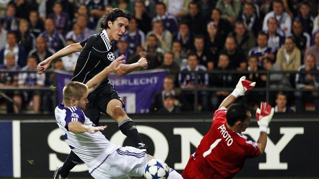 Obránce Anderlechtu Ondřej Mazuch (v bílém) nestačil zabránit Cleovi z Partizanu Bělehrad ve skórování. Obránce Anderlechtu Ondřej Mazuch (v bílém) nestačil zabránit Cleovi z Partizanu Bělehrad ve skórování.