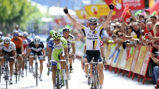 Švýcarský cyklista Michael Albasini oslavuje triumf ve 13. etapě Vuelty. Švýcarský cyklista Michael Albasini oslavuje triumf ve 13. etapě Vuelty.