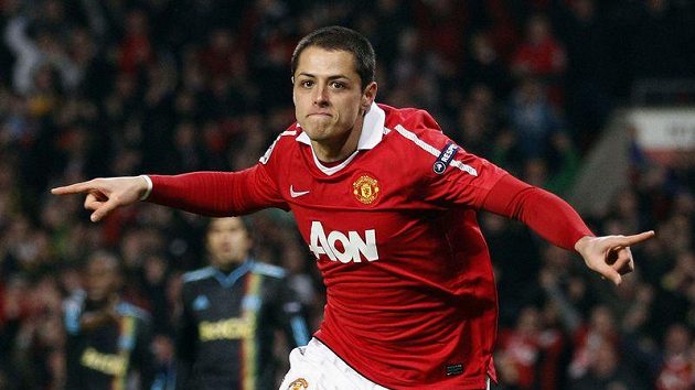 Útočník Manchesteru United Javier Hernández podepsal v anglickém klubu výhodnější smlouvu. Útočník Manchesteru United Javier Hernández podepsal v anglickém klubu výhodnější smlouvu.