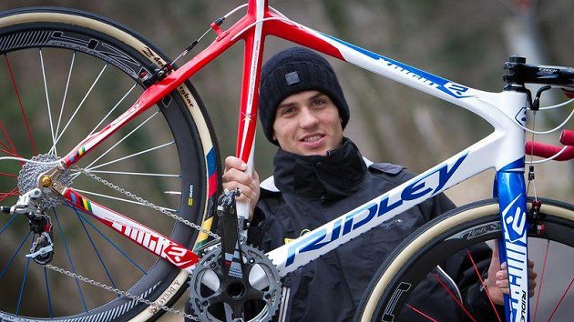 Zdeněk Štybar pózuje s kolem před obhajoubou titulu mistra světa v cyklokrosu. Zdeněk Štybar pózuje s kolem před obhajoubou titulu mistra světa v cyklokrosu.