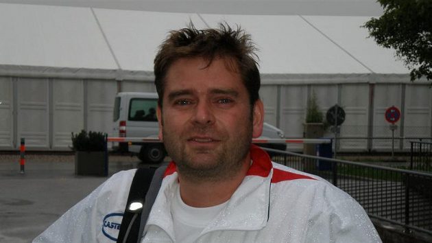 Střelec Martin Strnad po závodu v dešti Střelec Martin Strnad po závodu v dešti