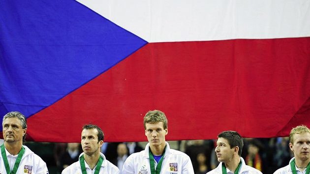 Čeští tenisoví reprezentanti v Davis cupu - zleva nehrající kapitán Jaroslav Navrátil, Radek Štěpánek, Tomáš Berdych, Jan Hájek a Lukáš Dlouhý po prohře se Španělskem. Čeští tenisoví reprezentanti v Davis cupu - zleva nehrající kapitán Jaroslav Navrátil, Radek Štěpánek, Tomáš Berdych, Jan Hájek a Lukáš Dlouhý po prohře se Španělskem.