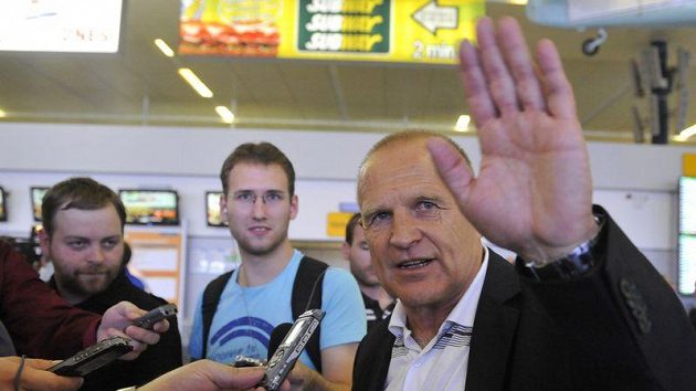 Trenér českých fotbalistů do 19 let Jaroslav Hřebík na letišti v pražské Ruzyni po příletu z mistrovství Evropy v Rumunsku. Trenér českých fotbalistů do 19 let Jaroslav Hřebík na letišti v pražské Ruzyni po příletu z mistrovství Evropy v Rumunsku.