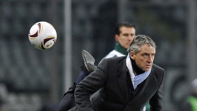 Manžer Manchesteru City Roberto Mancini se snaží nohou zastavit míč v utkání Evropské ligy proti Juventusu Turín. Manžer Manchesteru City Roberto Mancini se snaží nohou zastavit míč v utkání Evropské ligy proti Juventusu Turín.