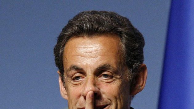 Francouzský prezident Nicolas Sarkozy se prý hodlá osobně postarat o vyšetření toho, proč fotbalisté v JAR vyhořeli. Francouzský prezident Nicolas Sarkozy se prý hodlá osobně postarat o vyšetření toho, proč fotbalisté v JAR vyhořeli.