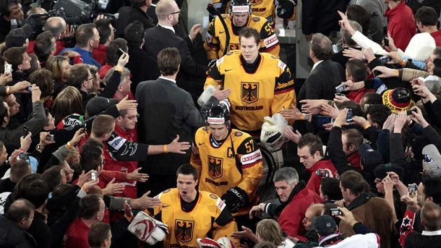 Němečtí hokejisté odcházejí po vítězném zápase s USA obležení fanoušky Němečtí hokejisté odcházejí po vítězném zápase s USA obležení fanoušky