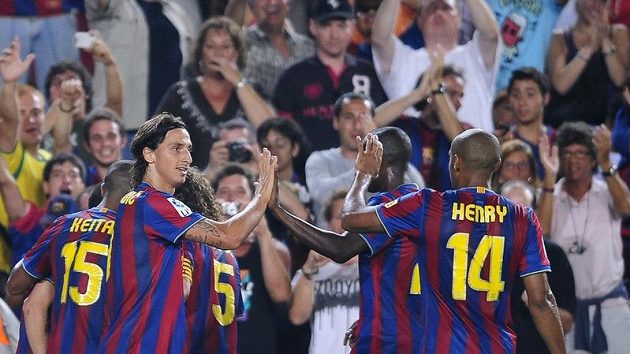 Útočník Barcelony Zlatan Ibrahimovič se raduje se spoluhráči z branky Lionela Messiho během španělského Superpoháru. Útočník Barcelony Zlatan Ibrahimovič se raduje se spoluhráči z branky Lionela Messiho během španělského Superpoháru.