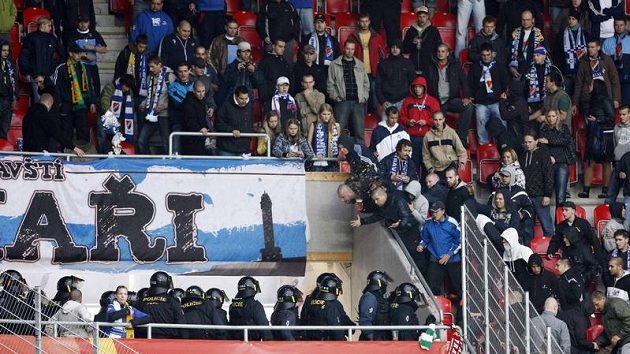 Policisté budou dohlížet na fanoušky Baníku Ostrava Policisté budou dohlížet na fanoušky Baníku Ostrava