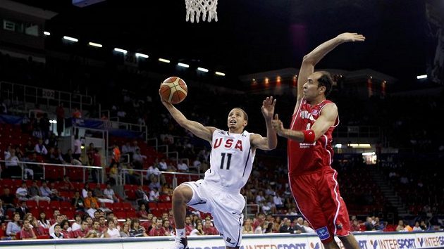 Basketbalista Tunisu Radhouane Slimane (vpravo) se snaží zastavit Stephena Curryho z USA Basketbalista Tunisu Radhouane Slimane (vpravo) se snaží zastavit Stephena Curryho z USA