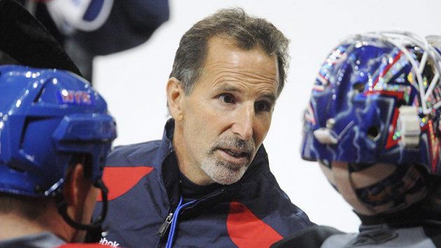 Trenér hokejistů New York Rangers John Tortorella na tréninku v Praze Trenér hokejistů New York Rangers John Tortorella na tréninku v Praze
