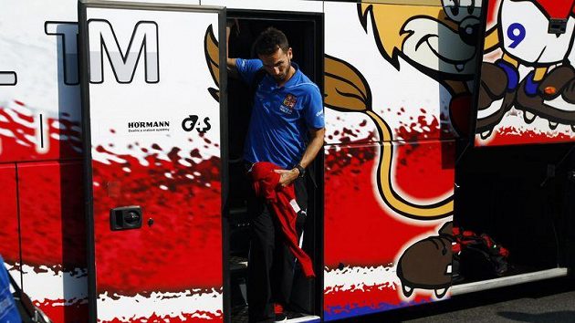 Tomáš Sivok vystupuje na letišti z autobusu před odletem české reprezentace do Litvy. Tomáš Sivok vystupuje na letišti z autobusu před odletem české reprezentace do Litvy.