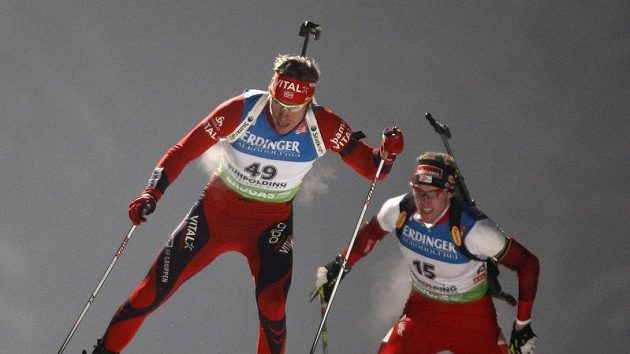 Norský biatlonista Emil Hegle Svendsen (vlevo) na trati v Ruhpoldingu Norský biatlonista Emil Hegle Svendsen (vlevo) na trati v Ruhpoldingu