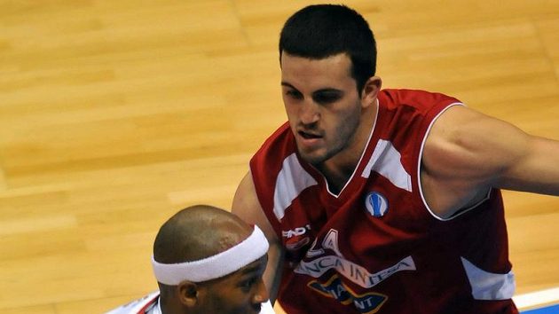 Arthur Lee v dresu Nymburku (v bílém) se snaží přejít přes Filipa Videnova z Bělehradu. Arthur Lee v dresu Nymburku (v bílém) se snaží přejít přes Filipa Videnova z Bělehradu.