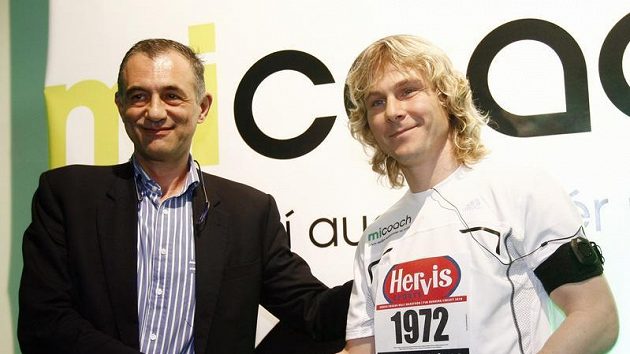 Carlo Capalbo (vlevo) na start několikrát přivedl i fotbalovou legendu Pavla Nedvěda. Carlo Capalbo (vlevo) na start několikrát přivedl i fotbalovou legendu Pavla Nedvěda.