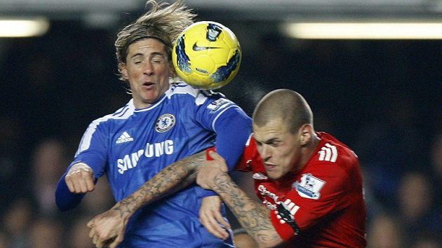 Martin Škrtel v barvách Liverpoolu (vpravo) hlídá Fernanda Torrese, hvězdu Chelsea. Martin Škrtel v barvách Liverpoolu (vpravo) hlídá Fernanda Torrese, hvězdu Chelsea.