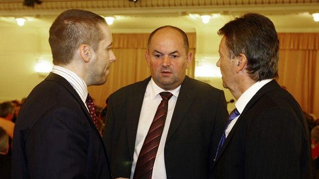 Hlavní aktéři jednání - Dušan Svoboda debatuje s Miroslavem Peltou a Romanem Berbrem. Hlavní aktéři jednání - Dušan Svoboda debatuje s Miroslavem Peltou a Romanem Berbrem.