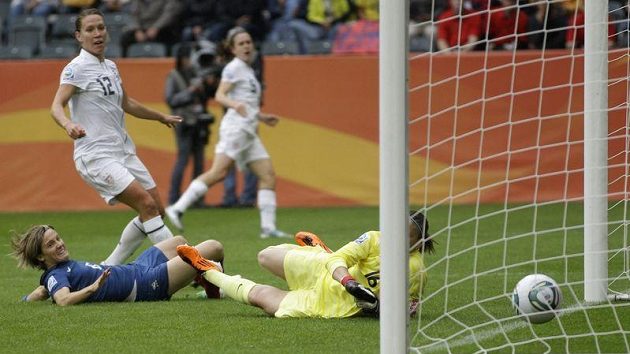 Američanka Lauren Cheneyová (druhá zleva) střílí první gól do sítě francouzské brankářky Berangere Sapowiczové během semifinále MS. Američanka Lauren Cheneyová (druhá zleva) střílí první gól do sítě francouzské brankářky Berangere Sapowiczové během semifinále MS.
