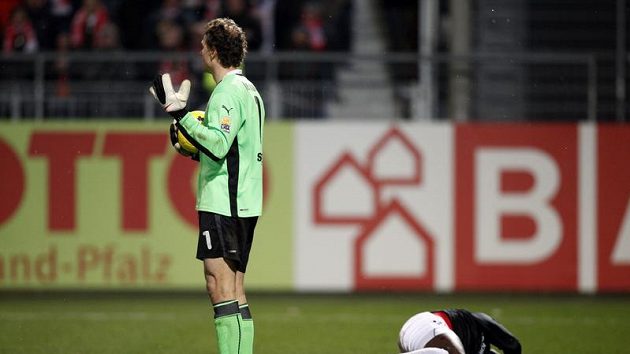 Gólman Stuttgartu Jens Lehmann (vlevo) stojí nad Aristide Bancem z Mohuče poté, co ho Lehmann fyzicky atakoval. Gólman Stuttgartu Jens Lehmann (vlevo) stojí nad Aristide Bancem z Mohuče poté, co ho Lehmann fyzicky atakoval.