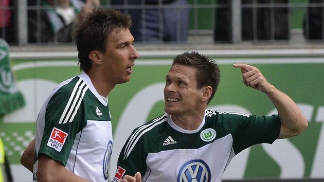 Mario Mandzukic (vlevo) a Sasha Riether z Wolfsburgu se radují z branky. Mario Mandzukic (vlevo) a Sasha Riether z Wolfsburgu se radují z branky.