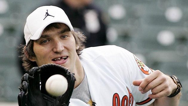 Alexandr Ovečkin zahajoval baseballový zápas v Baltimoru Alexandr Ovečkin zahajoval baseballový zápas v Baltimoru