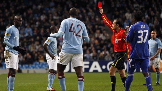 Mario Balotelli z Manchesteru City (zcela vlevo) dostává červenou kartu po zákroku na Gorana Popova z Dynama Kyjev. Mario Balotelli z Manchesteru City (zcela vlevo) dostává červenou kartu po zákroku na Gorana Popova z Dynama Kyjev.
